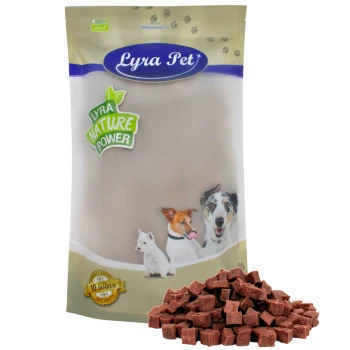 Lammfleischwürfel 1 kg Lyra Pet Hundeleckerlipackung mit einem Haufen kleiner, brauner, würfelförmiger Leckerlis davor; zeigt Bilder eines Hundes, einer Katze und eines Welpen.
