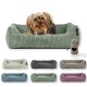 Ein gemütliches grünes Hundebett mit einem kleinen Hund, der darin ruht, umgeben von verschiedenen farbigen Hundebetten in Grau, Blau, Grün und Pink.