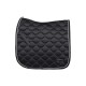 Schwarzes, gestepptes Sattelpad mit strukturiertem Muster und weißem Rand, mit einem Logosticker in der unteren rechten Ecke.