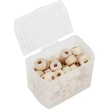 Een doorzichtige plastic container gevuld met verschillende beige en lichtbruine ronde kauwspeeltjes voor huisdieren, met het deksel gedeeltelijk open.