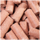 Nahaufnahme von braunen Haustierfutterpellets, zylindrisch geformt, eng zusammen gestapelt, die ihre strukturierte Oberfläche zeigen.