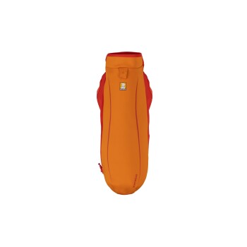 Eine leuchtend orange-rote Hundejacke von Ruffwear, mit einem Reißverschluss und einem Logo-Patch, entworfen für den Außeneinsatz.