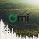 Logo von "Orni" mit einem grünen kreisförmigen Design mit Vögeln, vor einem üppigen Waldhintergrund.