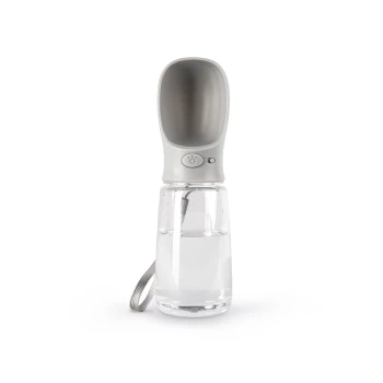 Eine tragbare Haustier-Wasserflasche mit einem grauen Schaufeloberteil und einem klaren Wasserreservoir, entworfen für einfache Hydration unterwegs.