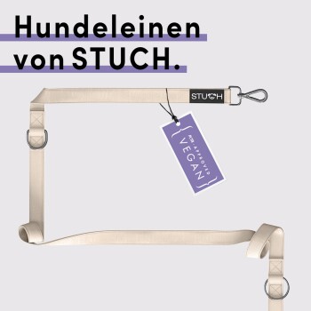 Beige Hundeleine von STUCH mit einem schwarzen Etikett und einem lila Anhänger mit der Aufschrift "PETA APPROVED VEGAN."