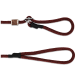Rot-schwarze geflochtene Hundeleine mit Metallclip und Holzperle vor schwarzem Hintergrund.
