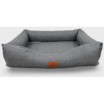 orthopädisches Hundebett Linn grau XXL Graues, rechteckiges Haustierbett mit Randpolstern aus strukturiertem Stoff und vorderem Lederetikett mit der Aufschrift PETLIVING.