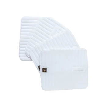 Vier weiße Haustier-Trainingspads, schräg gestapelt, mit einer strukturierten Oberfläche und einem kleinen schwarzen Logo in der unteren Ecke.