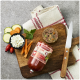 Fleischeslust Saftiges Rind-Tiernahrungsrolle und aufgeschnittene Pastete auf einem Holzbrett mit Messer und Gemüse