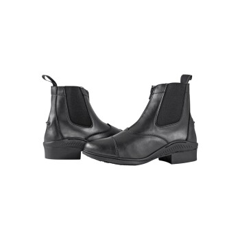 Schwarze Reitstiefel mit elastischen Seitenpaneelen und niedrigem Absatz, von vorne auf einem weißen Hintergrund präsentiert.