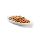 Eine weiße ovale Schüssel gefüllt mit dreieckig geformtem Trockenfutter für Haustiere, die eine Vielzahl von braunen Kibble-Stücken zeigt.
