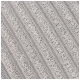 Gros plan d'une couverture pour animaux douce et texturée en gris clair avec des rayures surélevées, idéale pour garder les animaux au chaud et à l'aise.