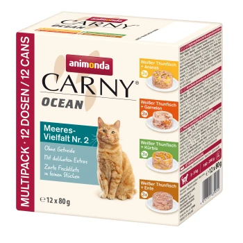 Ein Multipack Animonda Carny Ocean Katzenfutter mit einer getigerten Katze, das 12 getreidefreie 80g Dosen in verschiedenen Geschmacksrichtungen enthält.