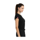 Eine Frau trägt ein schwarzes T-Shirt mit einem subtilen Design auf der Vorderseite, kombiniert mit schwarzen Hosen und einem geflochtenen Gürtel.