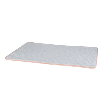 Tapis matelassé pour animaux gris clair avec une bordure rose, conçu pour le confort et la détente des animaux.