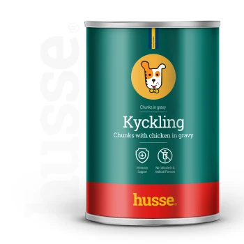 Dose Husse Kyckling Hundefutter, mit der Aufschrift "Stücke mit Hähnchen in Soße," mit Immunitätsunterstützung und ohne künstliche Aromen.