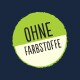 Grünes rundes Etikett mit dem Text 'OHNE FARBSTOFFE' auf einem dunkelblauen Hintergrund, was auf keine Farbstoffzusätze hinweist.