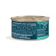 Boîte de nourriture pour chat avec une étiquette teal détaillant les ingrédients : gibier sauvage, poisson et bouillon. Les informations nutritionnelles incluent la teneur en protéines et en humidité.