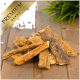 Premium-Haustierleckereien, die auf einer Holzoberfläche präsentiert werden, mit verschiedenen getrockneten Fleischstreifen und einem goldenen "PREMIUM"-Label in der Ecke.