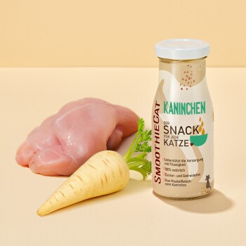 SmoothieCat Kaninchen-Snack für Katzen in einer Flasche, mit frischem Kaninchenfleisch und einer Pastinake auf einem hellen Hintergrund. Text hebt natürliche Zutaten hervor.
