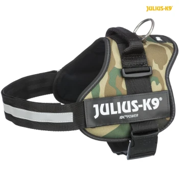 Ein hunde Geschirr mit Camouflage-Muster und schwarzem Riemen, ausgestattet mit einem Metall-D-Ring und einem großen Etikett, das "JULIUS-K9 IDC®POWER" liest.