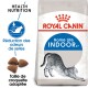 Sac de nourriture pour chats Royal Canin Home Life Indoor avec une illustration de chat en train de s'étirer, avec un texte mettant en avant la réduction des odeurs et la taille de croquettes adaptée.