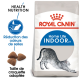 Sac de nourriture pour chats Royal Canin Home Life Indoor avec une illustration de chat en train de s'étirer, avec un texte mettant en avant la réduction des odeurs et la taille de croquettes adaptée.