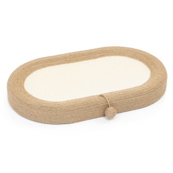 Ein beiger ovaler Katzenkratzpad mit einer strukturierten Oberfläche und einem Seilrand, mit einer kleinen Kugel, die an einem Band befestigt ist.