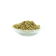 Eine klare Glasschüssel, gefüllt mit kleinen, braunen Haustierfutter-Kibble, auf einem weißen Hintergrund.