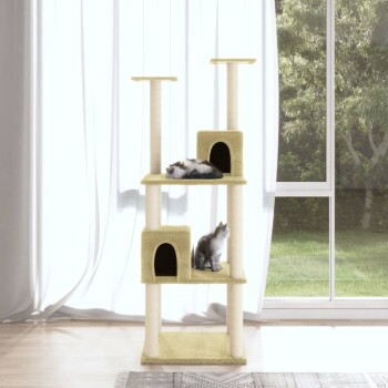 Ein beiger Katzenbaum mit drei Ebenen, mit zwei geschlossenen Verstecken, einer Katze, die auf einem oberen Platz liegt, und einer anderen, die auf einem mittleren Regal sitzt.