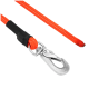 Orange geflochtene Hundeleine mit silbernem Metallverschluss und schwarzer Schutzmanschette nahe dem Verschluss.