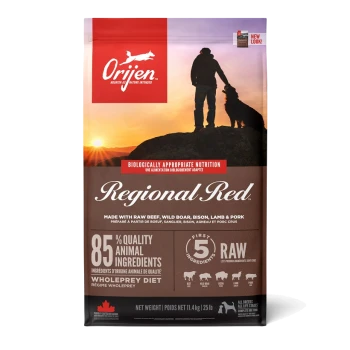 Sac de nourriture pour chien Orijen Regional Red avec coucher de soleil, personne et chien sur une colline. Le texte met en avant '85 % d'ingrédients d'origine animale' et '5 ingrédients crus.'