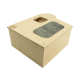 Holzaufbewahrungsbox für Haustierfutter mit einem grauen Filzdeckel und einem Griffausschnitt, mit einem Logo an der Seite.