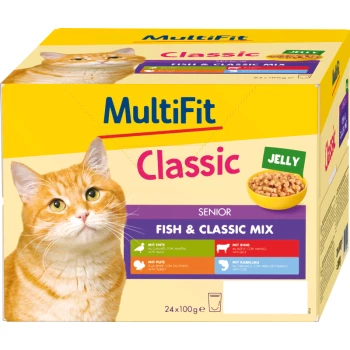 Nahaufnahme einer orangefarbenen Tabbykatze neben einer Packung MultiFit Classic Katzenfutter, beschriftet mit "Senior Fish & Classic Mix."
