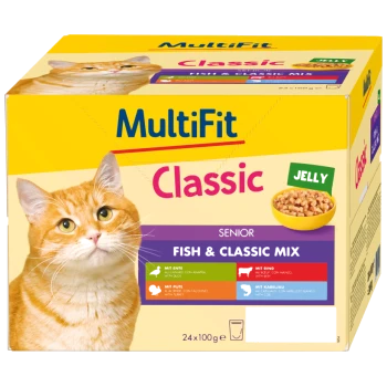 Nahaufnahme einer orangefarbenen Tabbykatze neben einer Packung MultiFit Classic Katzenfutter, beschriftet mit "Senior Fish & Classic Mix."