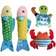 Vier bunte Plüschhaustierspielzeuge: zwei Fische in Grün und Gelb, ein roter Krebs mit blauen Streifen und eine Schildkröte mit einem Totenkopfdesign.