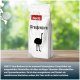 Weißer PANTO Straußenkorn-Futtersack mit schwarzer Straußsilhouette auf einem Holztisch, grüner Bokeh-Hintergrund.