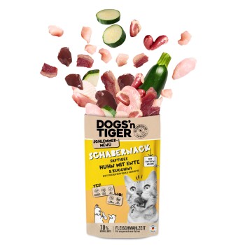 Eine Tüte DOGS'n TIGER "Schabernack" Haustierfutter mit einer Katze, die saftiges Hähnchen, Zucchini und 70% Fleischanteil enthält.