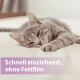 Grau-getigerte Katze liegt entspannt auf einem Bett; Bannertext: 'Schnell einziehend, ohne Fettfilm'.