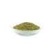 Eine Glasschale gefüllt mit kleinen, runden grünen Pellets, wahrscheinlich Haustierfutter oder Leckereien, vor einem weißen Hintergrund.