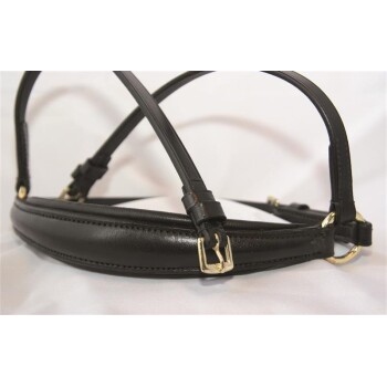 Schwarzes Leder-Haustiergeschirr mit verstellbaren Riemen und goldenen Schnallen, auf einem weißen Hintergrund präsentiert.