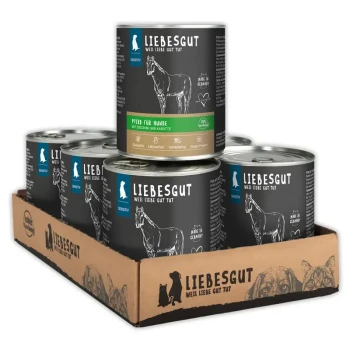 Sechs Dosen Hundefutter der Marke LIEBESGUT in einem Papptray, schwarze Etiketten mit Pferdeillustration und sichtbarem Text ‚Weil Liebe gut tut‘