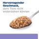 Ein Löffel mit texturiertem Tierfutter mit Mais und Nüssen, daneben der Text 'Ausgezeichneter Geschmack, dem Tiere nicht widerstehen können.'