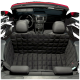 Schwarze, gesteppte Autositzabdeckung für Haustiere in einem Cabrio, die die Rückbank schützt, mit Blick auf das Armaturenbrett und das Lenkrad.