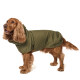 Olivenfarbener Hunderegenmantel mit einem Frontreißverschluss und verstellbarem Kordelkragen, mit einem "PAW WOW"-Label an der Seite.