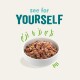 Een kom met huisdierenvoer gevuld met een mix van vlees en groenten, vergezeld van de tekst 'zie het ZELF' erboven.