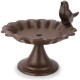 Ein dekorativer brauner Vogelbad mit gewelltem Rand und einer kleinen Vogelstatue, die auf dem Rand sitzt, entworfen für den Außenbereich.