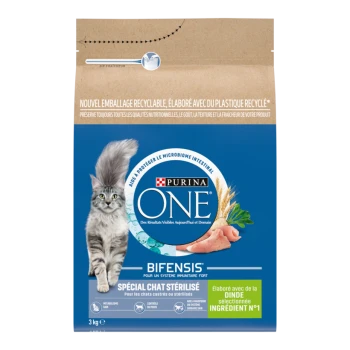 Sac d'aliment Purina ONE BIFENSIS avec chat gris à poil long, étiqueté « Spécial Chat Stérilisé » et image de dinde.