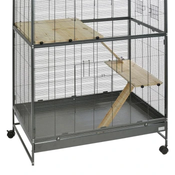 Duża metalowa klatka dla zwierząt z drewnianymi platformami i rampą, z siatkowym wzorem i ruchomymi kółkami dla mobilności.