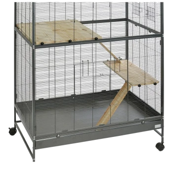 Großer Metallhaustierkäfig mit Holzplattformen und einer Rampe, mit einem Drahtgitterdesign und rollenden Rädern für Mobilität.